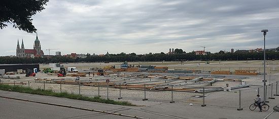 Blick von der Bavaria auf die Theresienwiese (©Foto: Martin Schmitz)